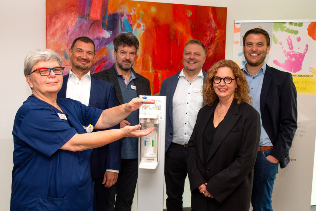 Pressebild: Bild zeigt unseren Probus mit den zuständigen Ansprechpartner der Palliativstation im Schwarzwald-Baar-Klinikum in Villingen mit Frau Lux, Herr Huonker und Herrn Klausmann (Huonker GmbH).