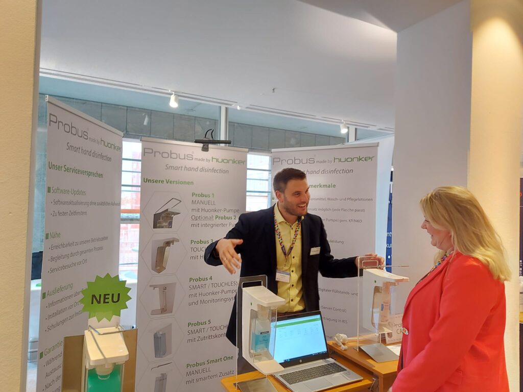 Bild zeigt Matthias Klausmann, Sales Manager Huonker GmbH und eine Interessentin auf dem Freiburger Hygienekongress 2024