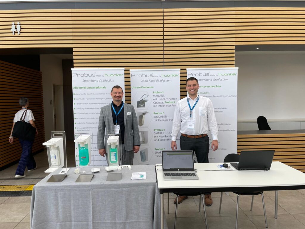 Hans-Georg Huonker, Geschäftsführer Huonker GmbH (links) und Matthias Klausmann, Sales Manager Huonker GmbH (rechts) auf dem Hygienekongress Bonn.